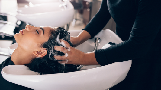 Los 5 errores más comunes al lavar tu cabello (y cómo evitarlos)